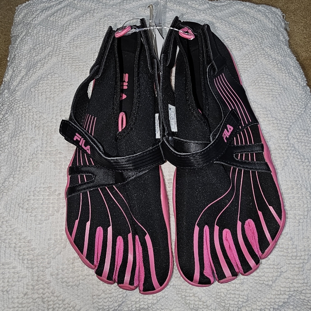 Fila Women's Black and Pink Athletic Toe Shoes